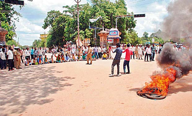 Farmers stage a protest against delay in implementation of Kalasa Banduri project Farmers stage a protest against delay in implementation of Kalasa Banduri project